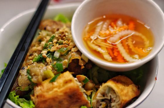 Bun-thit-nuong-rice-vermicelli-noodle-with-grilled-pork-Saigon-Vietnam-2